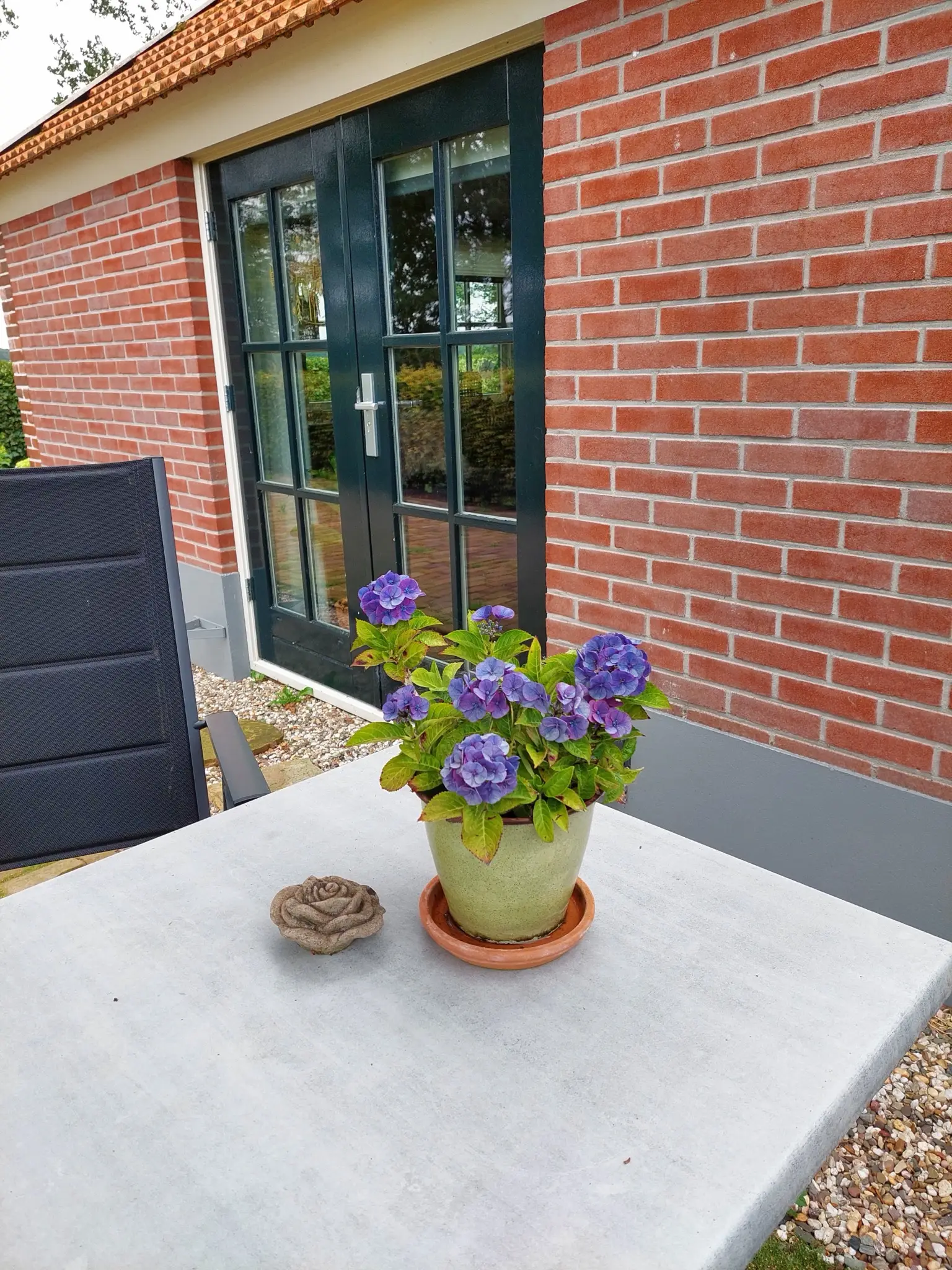 Entree van het appartement met hortensia