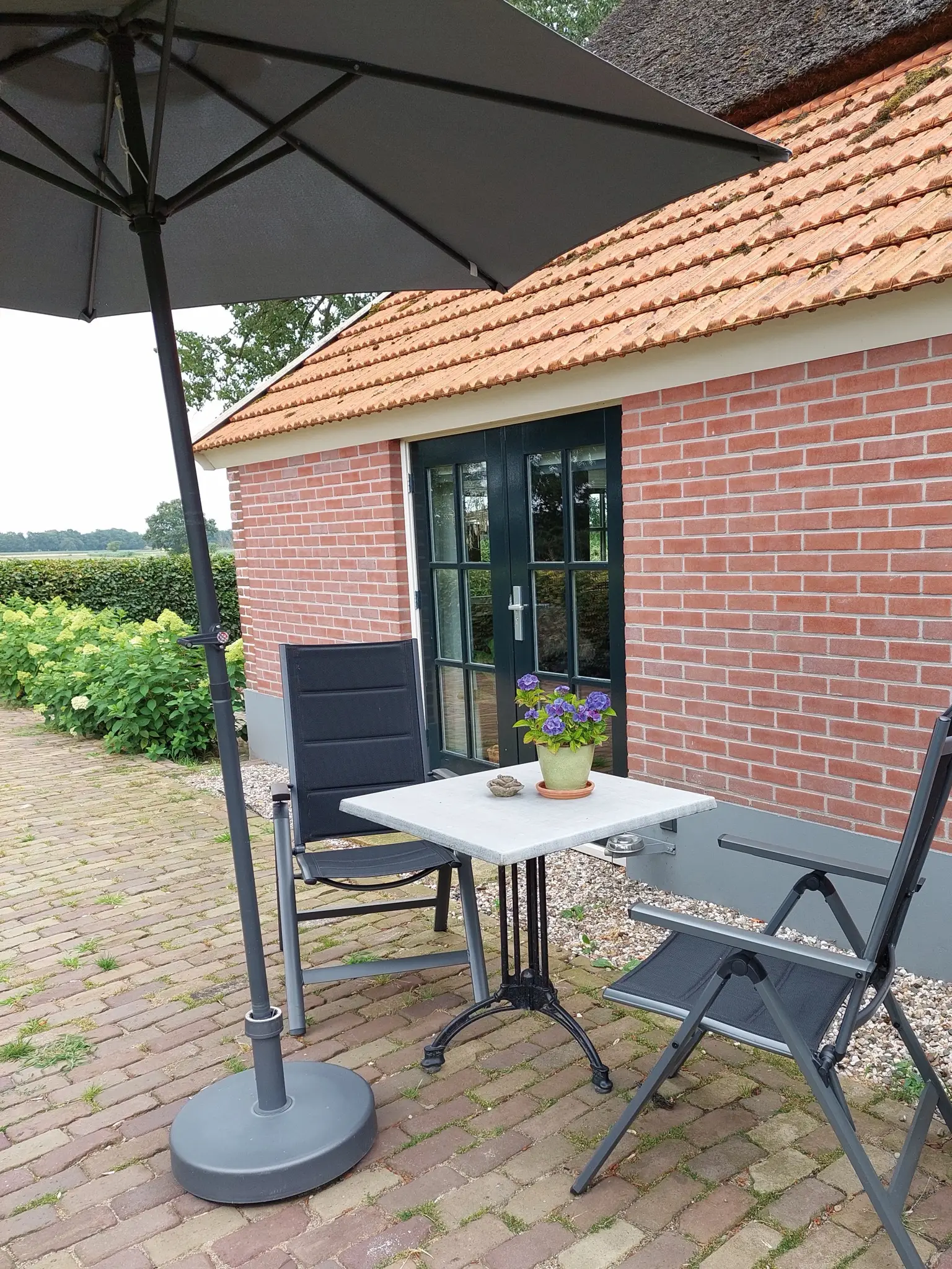 Terras bij de eigen ingang van het appartement
